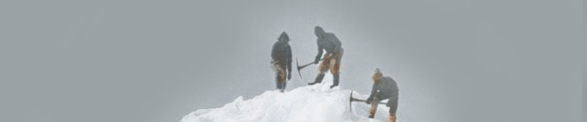 Team on narrow icefoot
